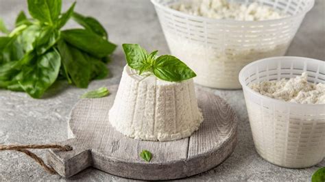 Immagine di un colino con ricotta che scola, simbolo della preparazione del ripieno