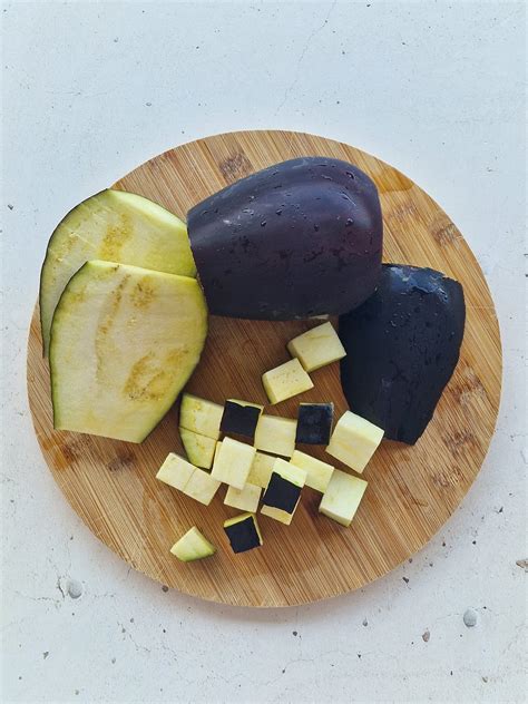 Melanzane fresche tagliate a cubetti