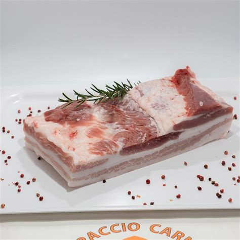 Fette di pancetta di maiale pronte per essere cotte al forno