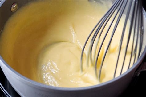 Mescolare crema pasticcera con frusta