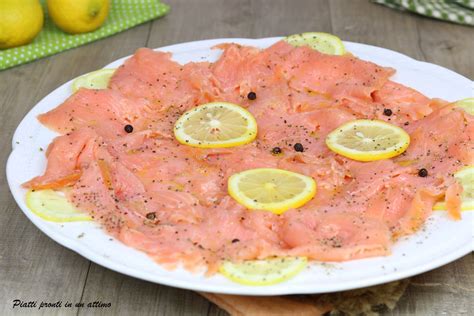Carpaccio di salmone fresco su un piatto elegante