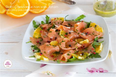 Piatto di carpaccio di salmone con decorazioni di erbe aromatiche e agrumi