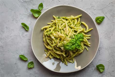 piatto di trofie al pesto