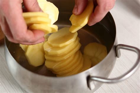 Fettine di patate sottili pronte per essere sbollentate