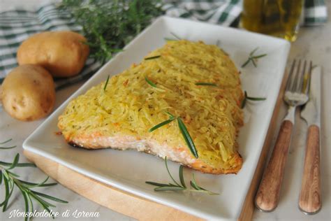 Filetti di salmone con patate grattugiate prima della cottura