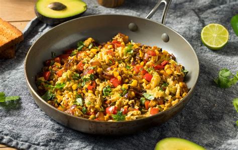 Uova strapazzate con verdure e pane integrale