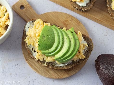 Uova in camicia su pane integrale con avocado