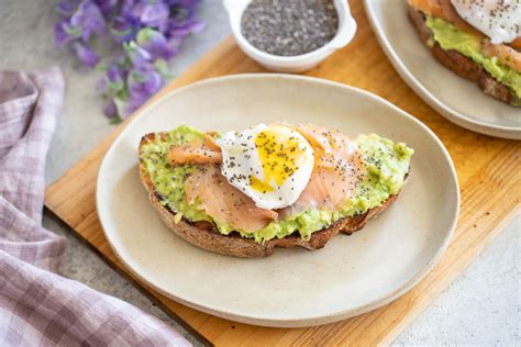 Pane integrale tostato con avocado, salmone e uovo