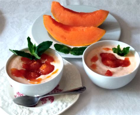 Coppette di mousse al melone decorate