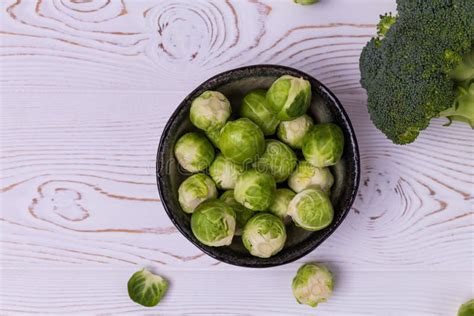 Cavoletti di Bruxelles freschi in una ciotola