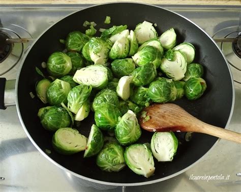 Padella con cavoletti di Bruxelles, pomodorini e olive