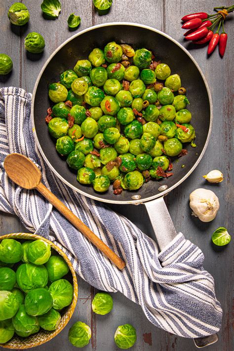 Un piatto finito di cavoletti di Bruxelles in padella con pomodorini