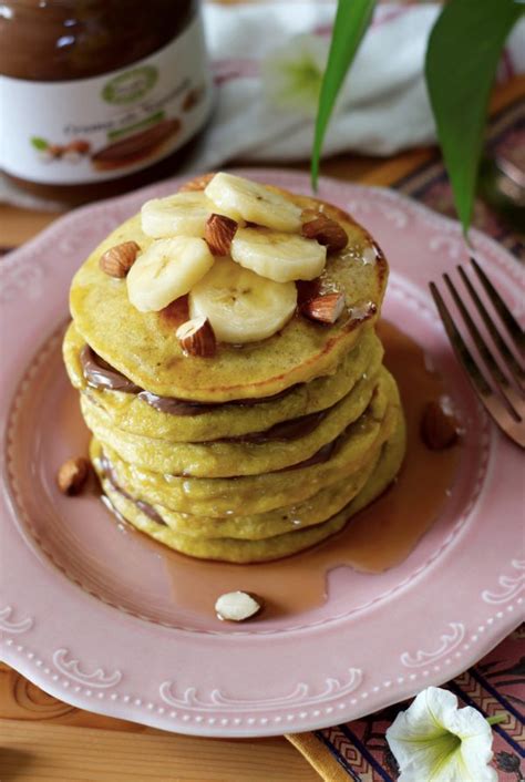 pancakes alla banana impilati con sciroppo d'acero