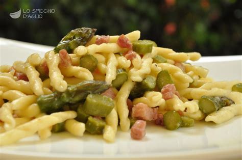 Asparagi freschi e pancetta a cubetti