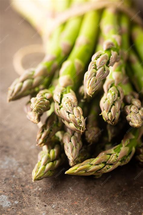 Mazzo di asparagi freschi