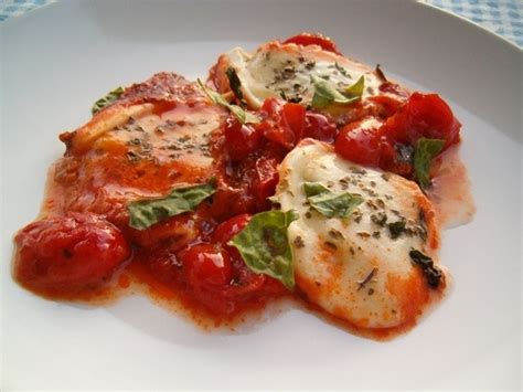 Piatto finito di finocchi alla pizzaiola con mozzarella filante