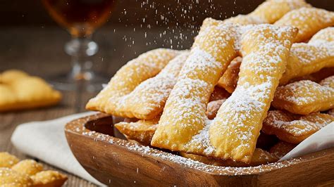 Chiacchiere di Carnevale cosparse di zucchero a velo
