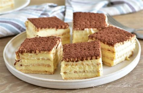strati alternati di crema e biscotti in uno stampo da plum cake