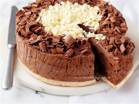 torta semifreddo decorata con frutta fresca e cioccolato
