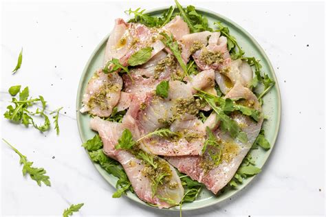 Ingredienti freschi per un carpaccio di pesce spada