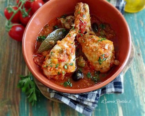 Pollo alla cacciatora in un tegame