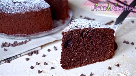 Una fetta di torta al cioccolato fondente morbida