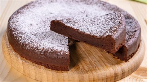Ingredienti per la torta al cioccolato: farina, cacao, zucchero, uova, latte, olio, cioccolato