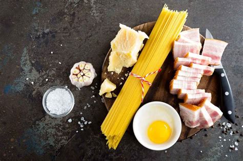 Ingredienti per la carbonara: pasta, uova, pecorino, pancetta, pepe
