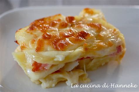 Ingredienti per un pasticcio di patate, pancetta e formaggio