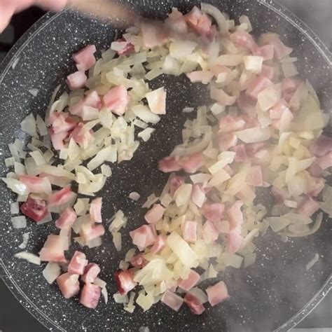Pancetta e cipolla che rosolano in padella