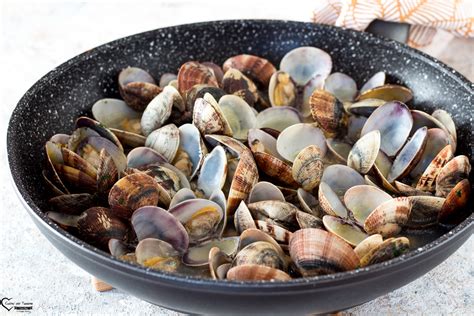 Varietà di cozze e vongole pronte per essere cucinate