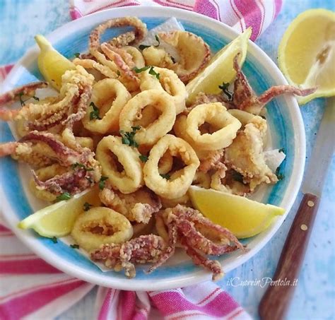 Calamari fritti dorati su un letto di insalata