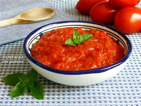 Coppetta di sugo di pomodoro fresco