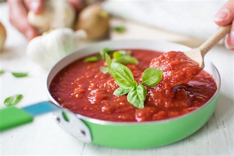 Ingredienti freschi per il sugo: pomodori, cipolla, aglio, basilico, olio