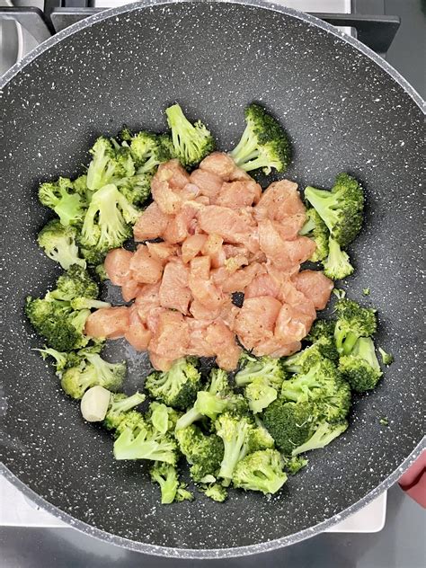 Broccoli freschi e petto di pollo crudo