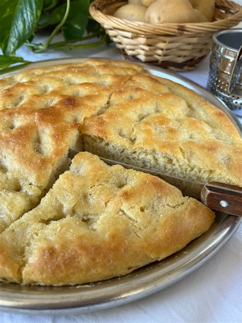 Ingredienti base per la focaccia barese: farina, patate, olio d'oliva