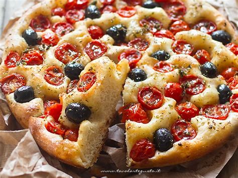 Impasto della focaccia barese che lievita in una ciotola