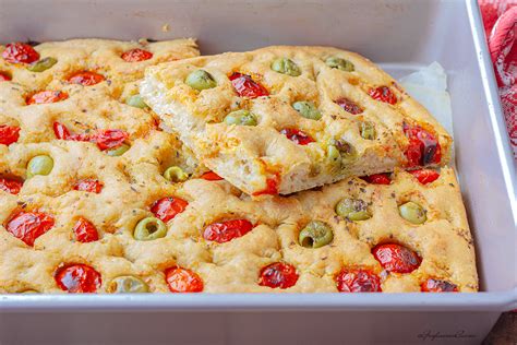 Focaccia barese condita con pomodorini e olive nere