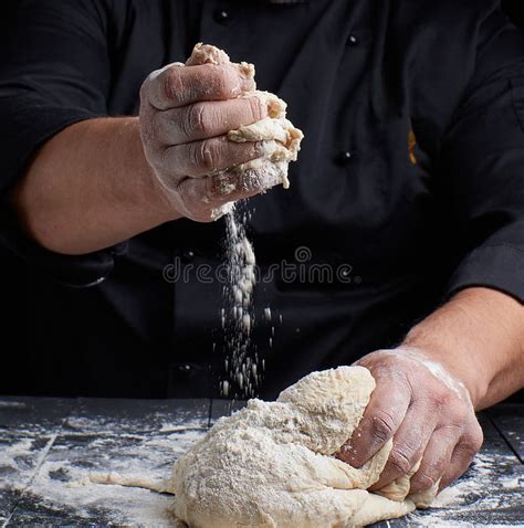 Mani che impastano la focaccia barese