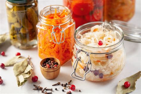 Piatto gourmet con verdure fermentate come contorno