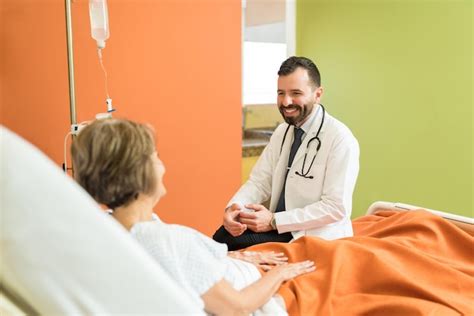 Paziente anziano sorridente che interagisce con un operatore sanitario