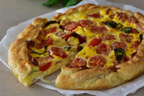 Torta salata prosciutto e pomodorini pronta da infornare