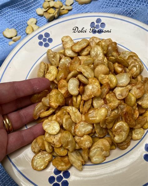 Fave secche fritte in una ciotola con sale