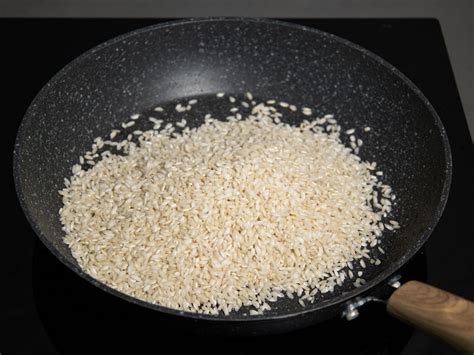 Tostatura del riso in casseruola