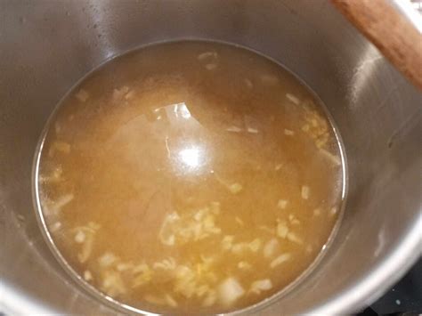 Aggiunta di brodo al risotto durante la cottura