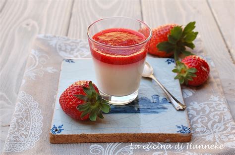 Panna cotta con coulis di fragole