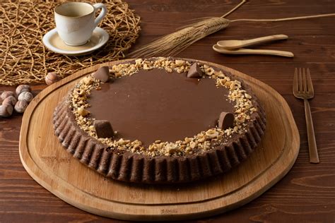 Torta Gianduia decorata con nocciole