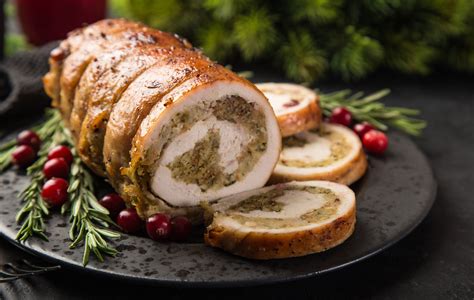 Tacchino ripieno arrotolato su un tagliere