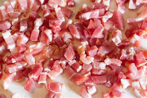 Pancetta cubetti in un piatto