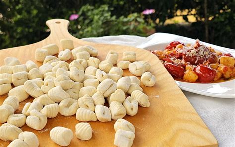 Ingredienti per gli gnocchi di ricotta disposti su un piano di lavoro